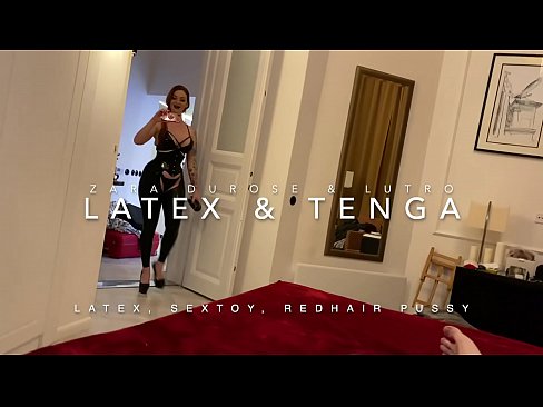 ❤️ Ngoanana e monyane ea nang le hlooho e khubelu ea apereng seaparo sa latex se kentsoeng ke ntate oa bobeli Video ea bootsoa ️❤
